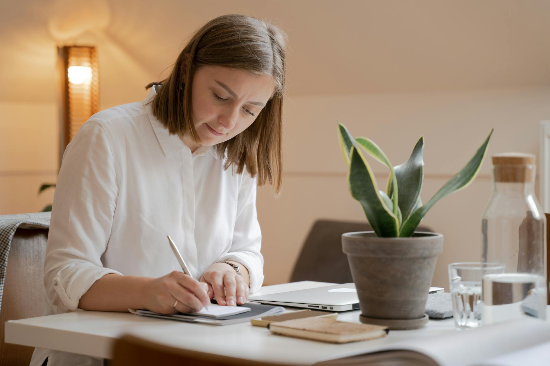 Descubra como criar uma rotina de autocuidado personalizada para reduzir o estresse, melhorar seu bem-estar emocional e encontrar equilíbrio na vida moderna com práticas simples e eficazes.