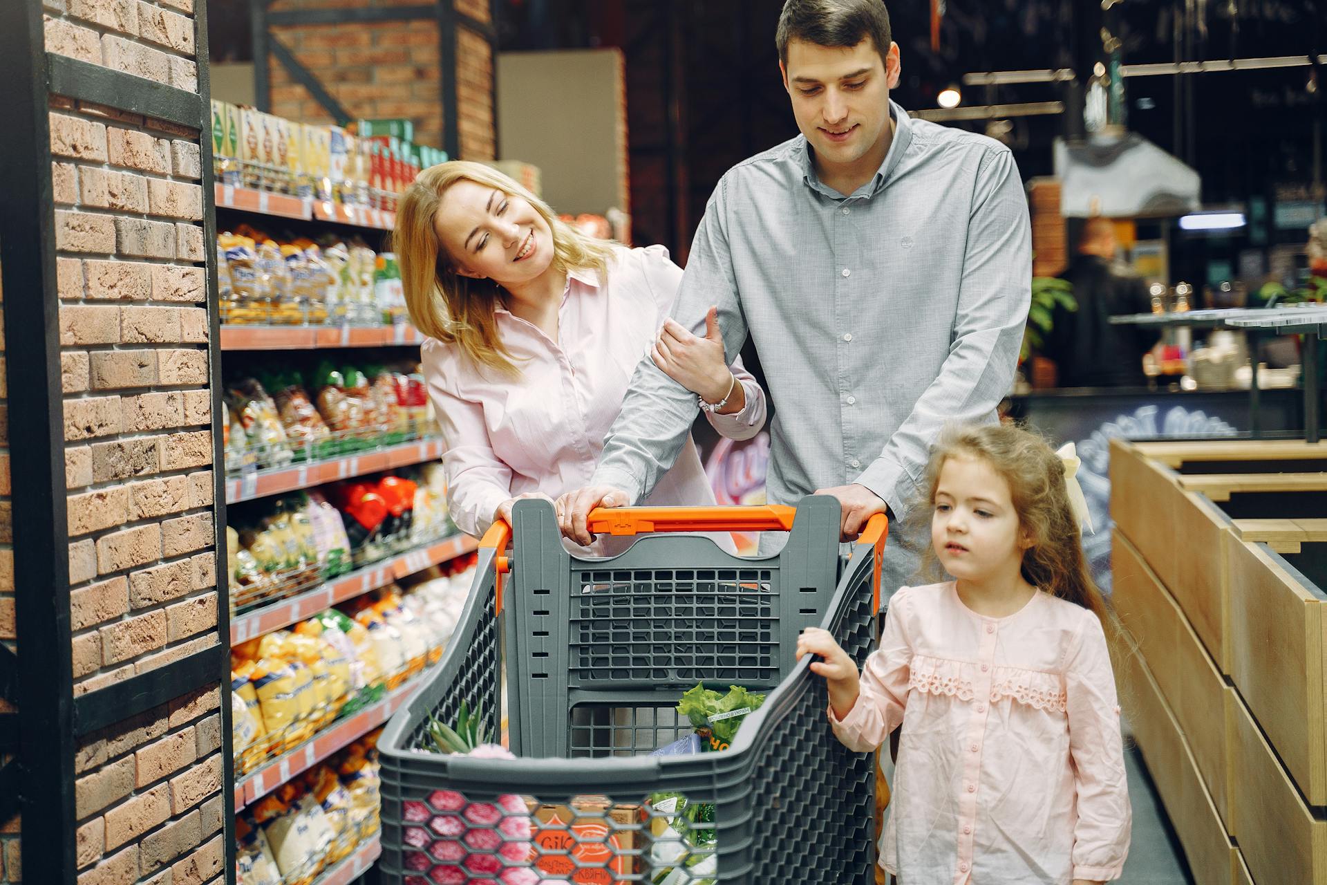 Aprenda a fazer compras inteligentes no supermercado com dicas para escolher alimentos frescos, evitar processados e manter uma dieta saudável e equilibrada.