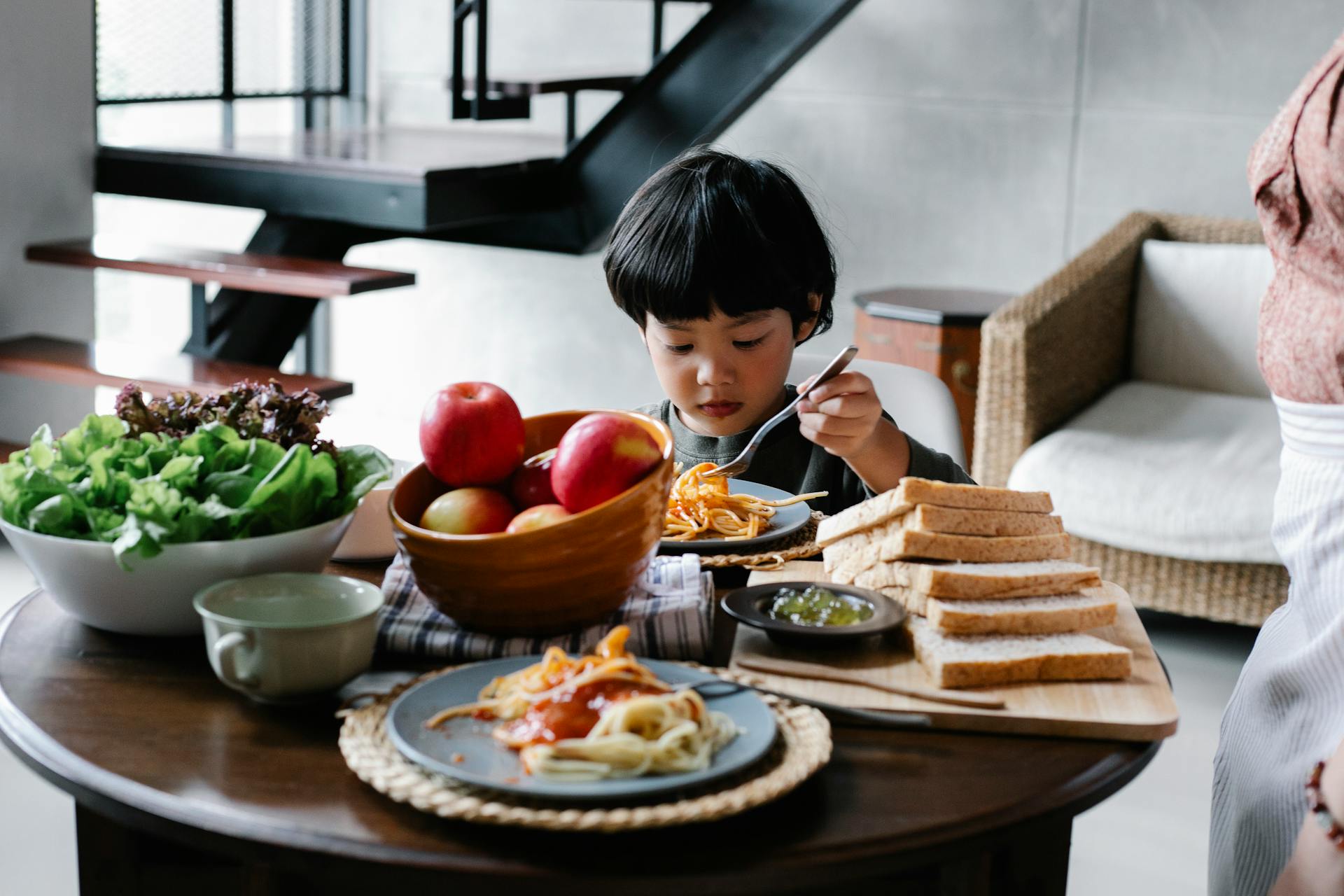 Descubra os benefícios de uma dieta balanceada e como fazer escolhas saudáveis no dia a dia sem abrir mão do prazer de comer. Comer bem sem sacrifícios.